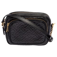 Burberry Schwarze geprägte Monogramm-Leder-Kamera-Crossbody-Tasche
