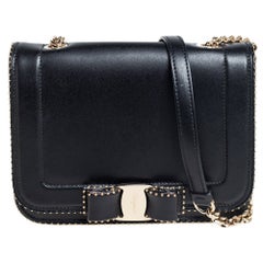 Salvatore Ferragamo Schwarze Vara RW Umhängetasche aus Leder mit Klappe