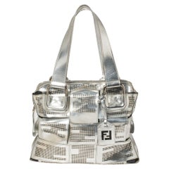 Fendi Silberne perforierte Leder Kreuzworträtseltasche