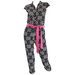 Außergewöhnlicher Vintage 80er Jahre Jumpsuit mit Hahnentritt und Sternendruck in Marineweiß mit rosa Gürtel