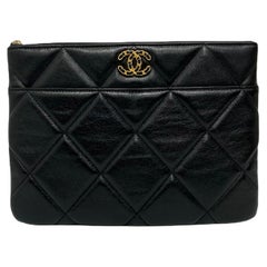 2019 Chanel Schwarze Leder Clutch