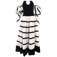 Vintage CHANEL White  and black  gown with detachable sleeve couture