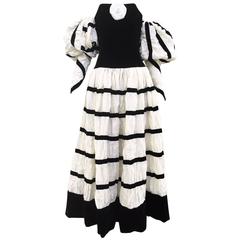Dramatic CHANEL off white crushed silk strapless gown with detachable sleeve 11