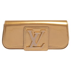 Beigefarbene Poudre Vernis Sobe Clutch von Louis Vuitton
