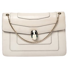 Bvlgari Cremefarbene Medium Serpenti Forever Umhängetasche aus Leder