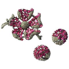 Elegant Trifari ruby and grey paste brooch and earrings, 1950s 3