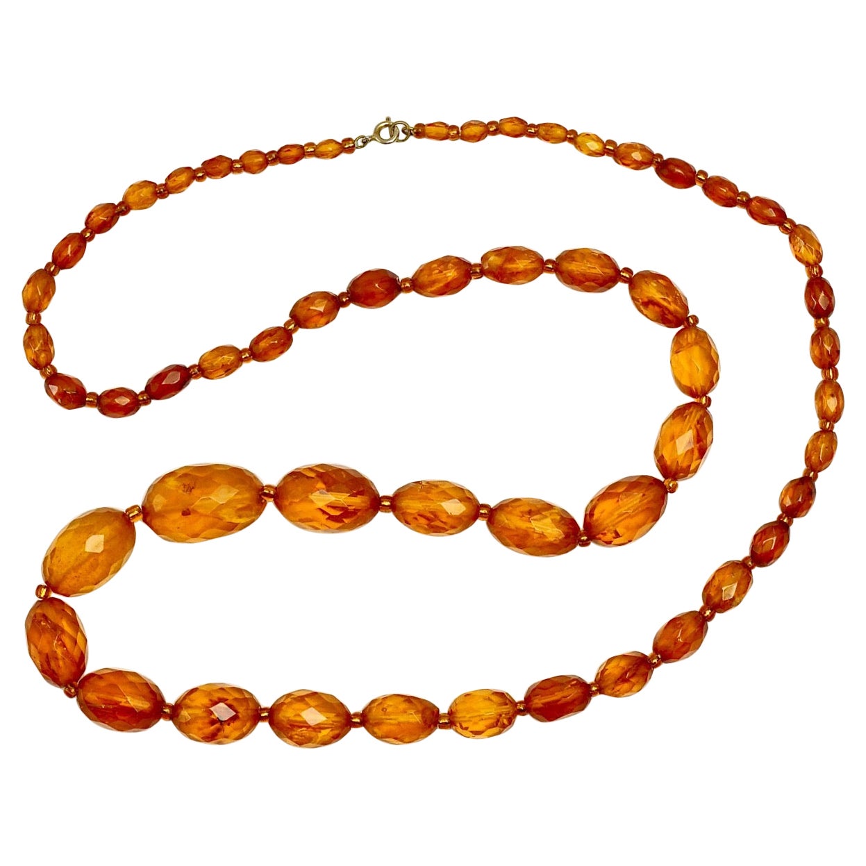 Collier de perles à facettes graduées en ambre miel Art Déco en vente
