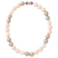Les mers du Sud de style Mikimoto  Grand collier de fausses perles de Tahiti de couleur