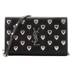 Saint Laurent Classic Monogram Crossbody Bag in pelle borchiata Media