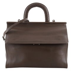 Bottega Veneta Klappentasche mit Bar Frame Top Handle aus Leder mit Intrecciato-Detail