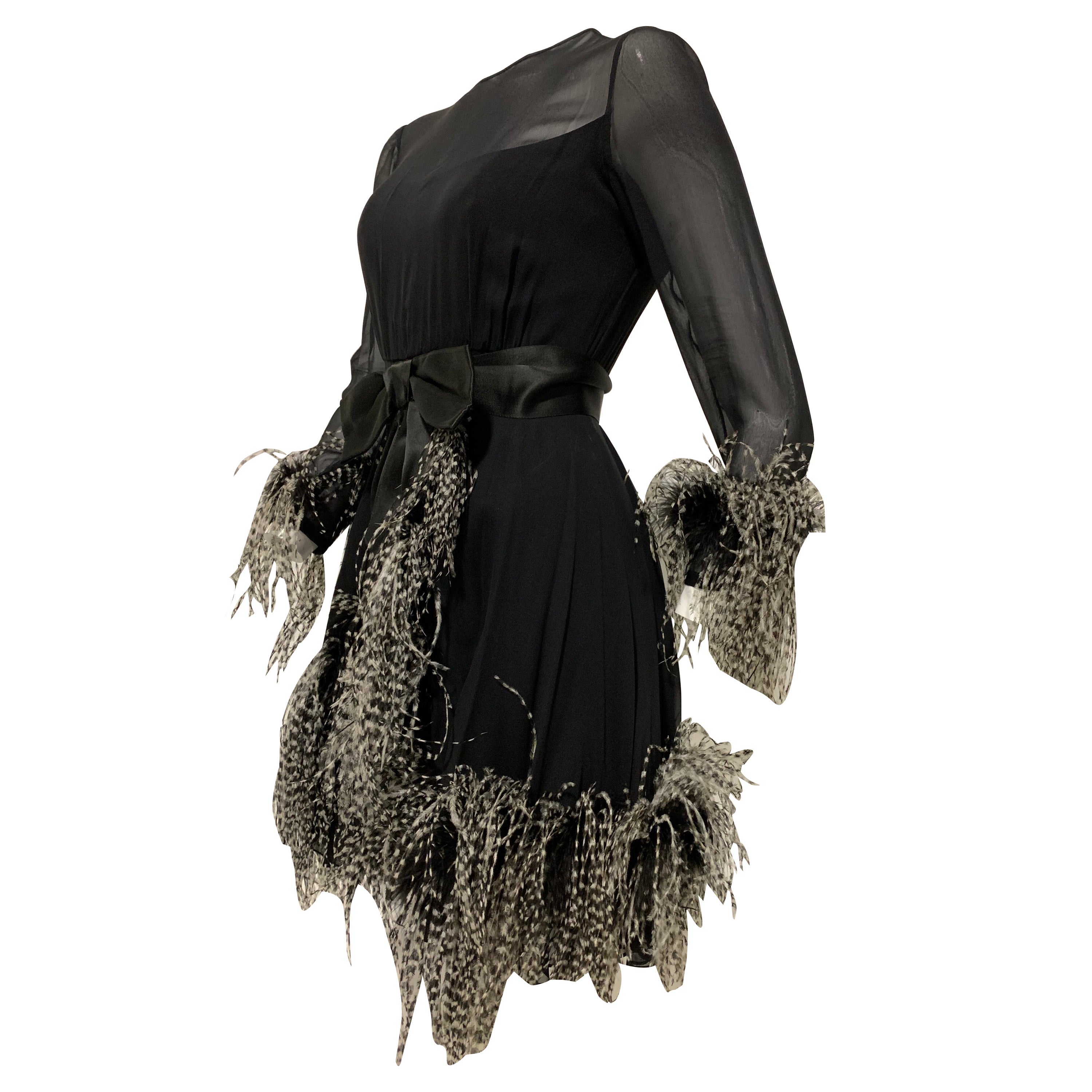 1960 Sarmi Vestido de gasa de seda negra con falda superpuesta de plumas de avestruz y lazo en venta