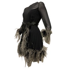 1960 Sarmi, abito in chiffon di seta nero con gonna e fiocco in piume di struzzo