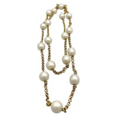 CHANEL Vintage Pearl Necklace in Gilt Metal and Molten Glass