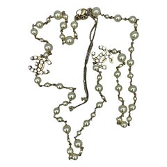 CHANEL Classic Long Necklace in Gilt Metal and Pearls