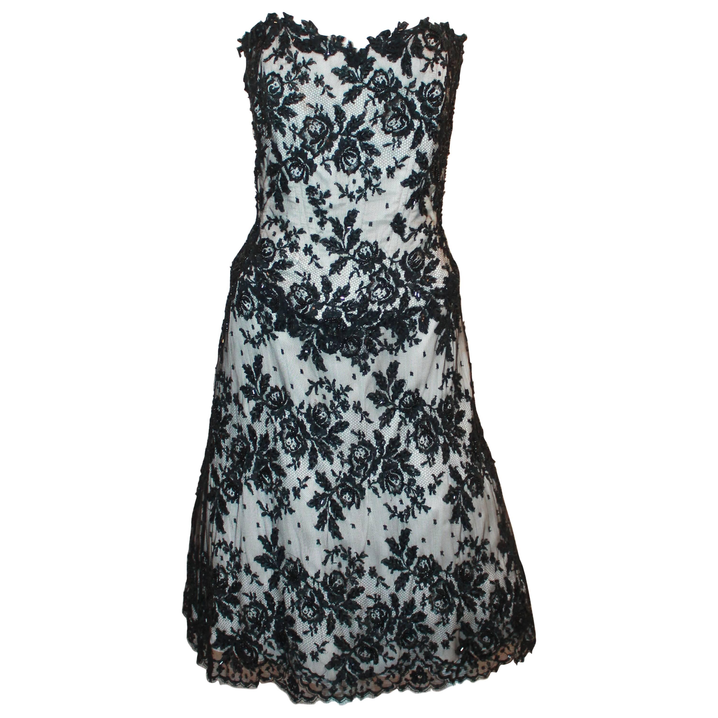 Vicky Tiel Schwarz-weißes trägerloses Kleid aus Spitze mit Perlen - 44 im Angebot