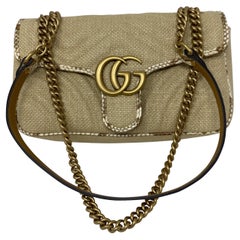 Gucci Small Marmont Straw Blumeninnentasche