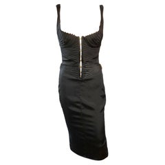 Tom Ford pour Gucci, défilé A/H 2003 - Robe noire avec bustier et corset en soie