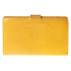 Portefeuille à bouton-pression compact jaune moutarde Caviar CC de Chanel, 1997