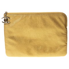 Chanel Goldene Kaviar-Leder-Clutch mit O-Etui (ca. 2008)