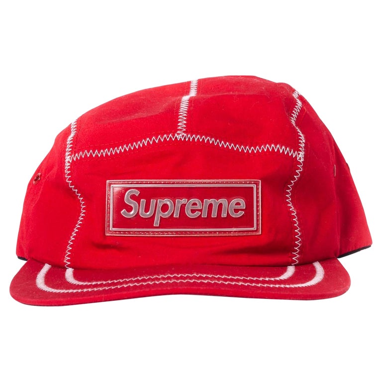 Supreme - Casquette à logo en tissu rouge En vente sur 1stDibs