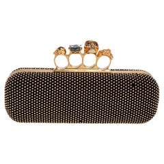 Alexander McQueen Clutch aus schwarzem Wildleder mit Totenkopfnieten