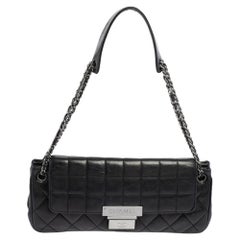 Chanel Dunkelblaue Ledertasche mit Push Lock Akkordeonklappe