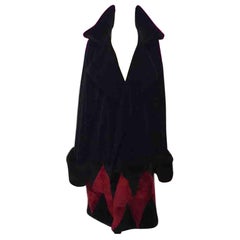 Jean Paul Gaultier - Manteau en peau de mouton enveloppant à arlequins en velours rouge et noir 