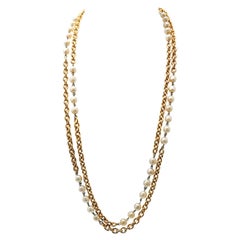 Collana Chanel con doppia catena d'oro e stazione di perle