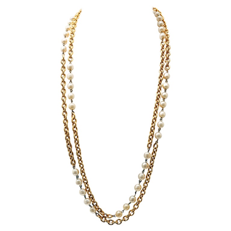 Chanel Halskette mit doppelter Goldkette und Perlen Station im Angebot bei  1stDibs