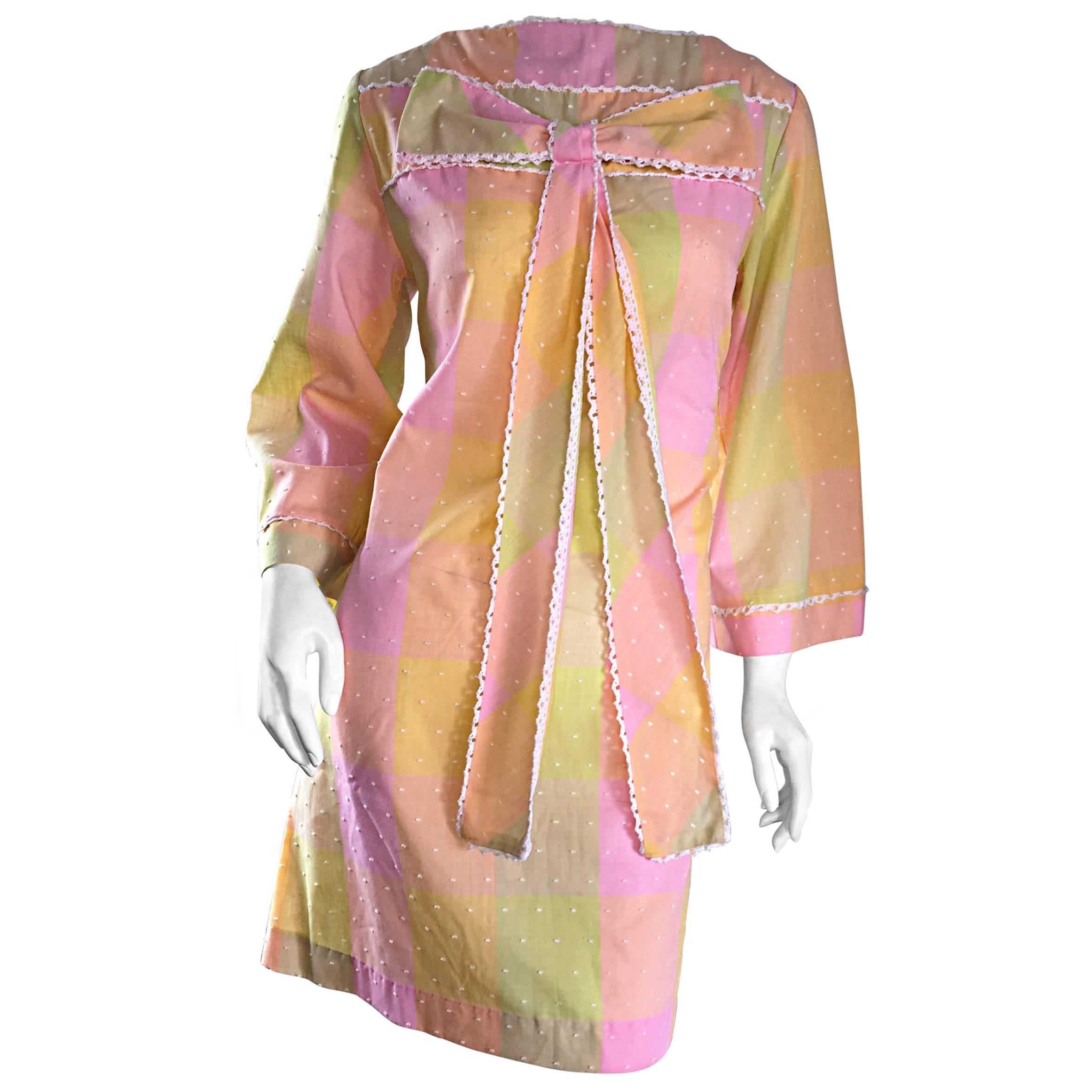 Robe à carreaux brodés des années 1960, rose pastel, avec nœud papillon et superbes manches cloche en vente