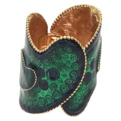 Robert Signiertes, breites Guilloche-Manschettenarmband in Grün, Blau und Gold emailliert