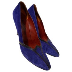 1980 Yves Saint Laurent Electric Purple Wildleder Pumps mit schwarzer Paspelierung, Größe 10M