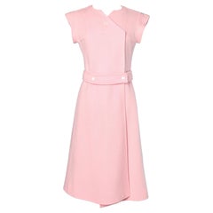 1960er Jahre Rosa Strick-Wickelkleid Courrges Paris Hyperbole
