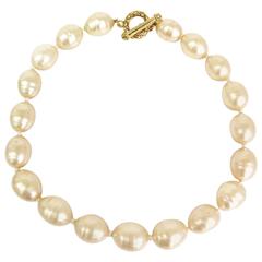 Chanel Vintage Single Strand Pearl Gold Tone Toggle Choker Necklace in Box
