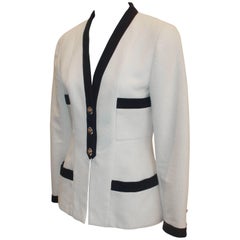 Chanel - Veste blanche à 4 poches avec bordure bleu marine et boutons camélia, années 38 - 1980