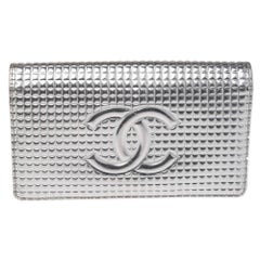 Chanel - Portefeuille long à deux volets CC en cuir micro-coque chocolat métallisé argenté