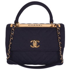 Chanel - Petit sac à rabat CC tendance en jersey matelassé à chevrons - marine