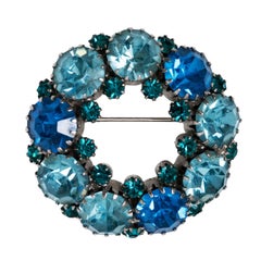 Broche couronne en pierres précieuses bleues Weiss des années 1950