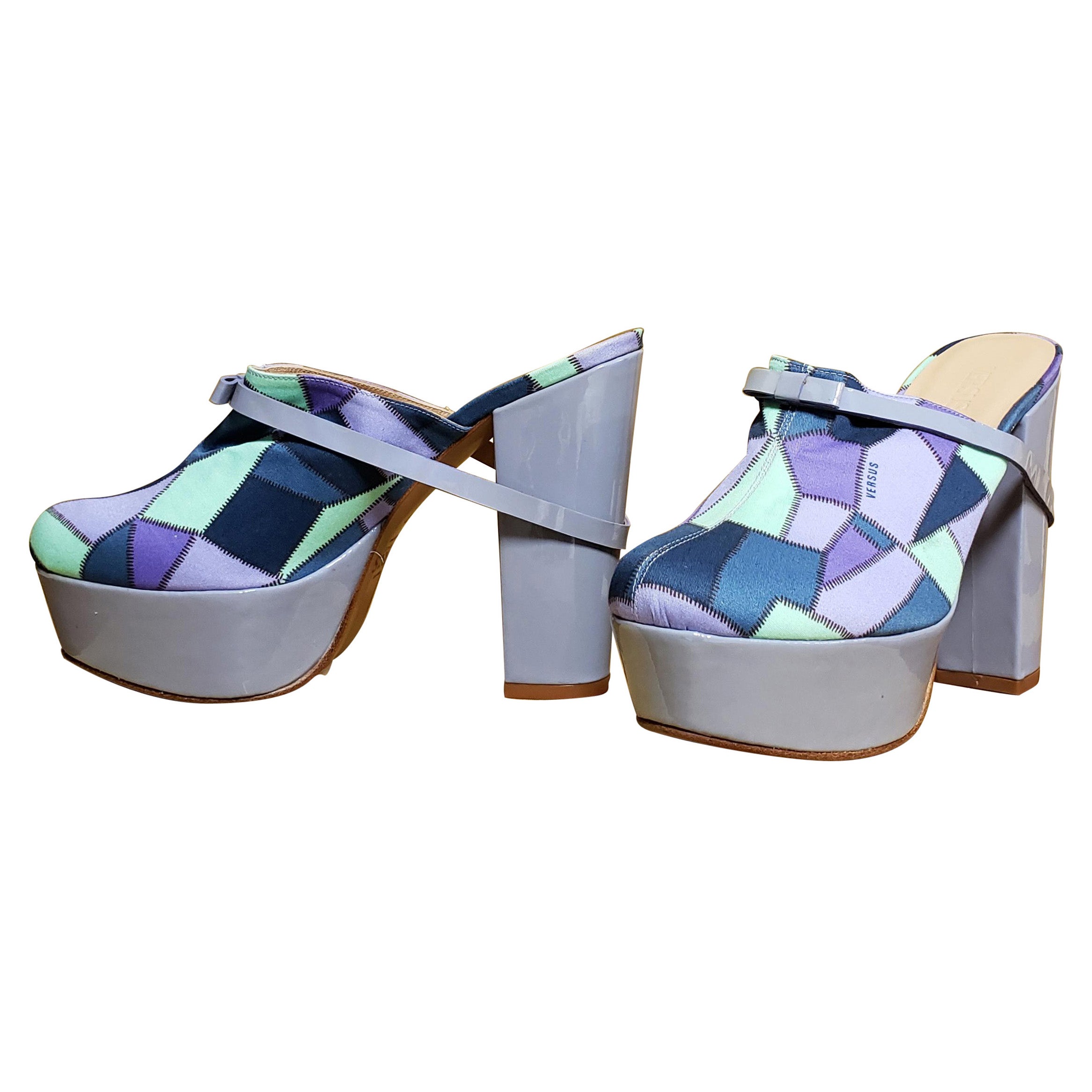 New VERSACE VERSUS LILAC PATENT LEATHER MOSAIC PRINT PLATFORM SABOT SHOES  37 - 7 For Sale at 1stDibs