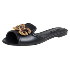 Dolce & Gabbana Schwarzes Leder DG Amore Logo verschönert flache Schienen Größe 38,5