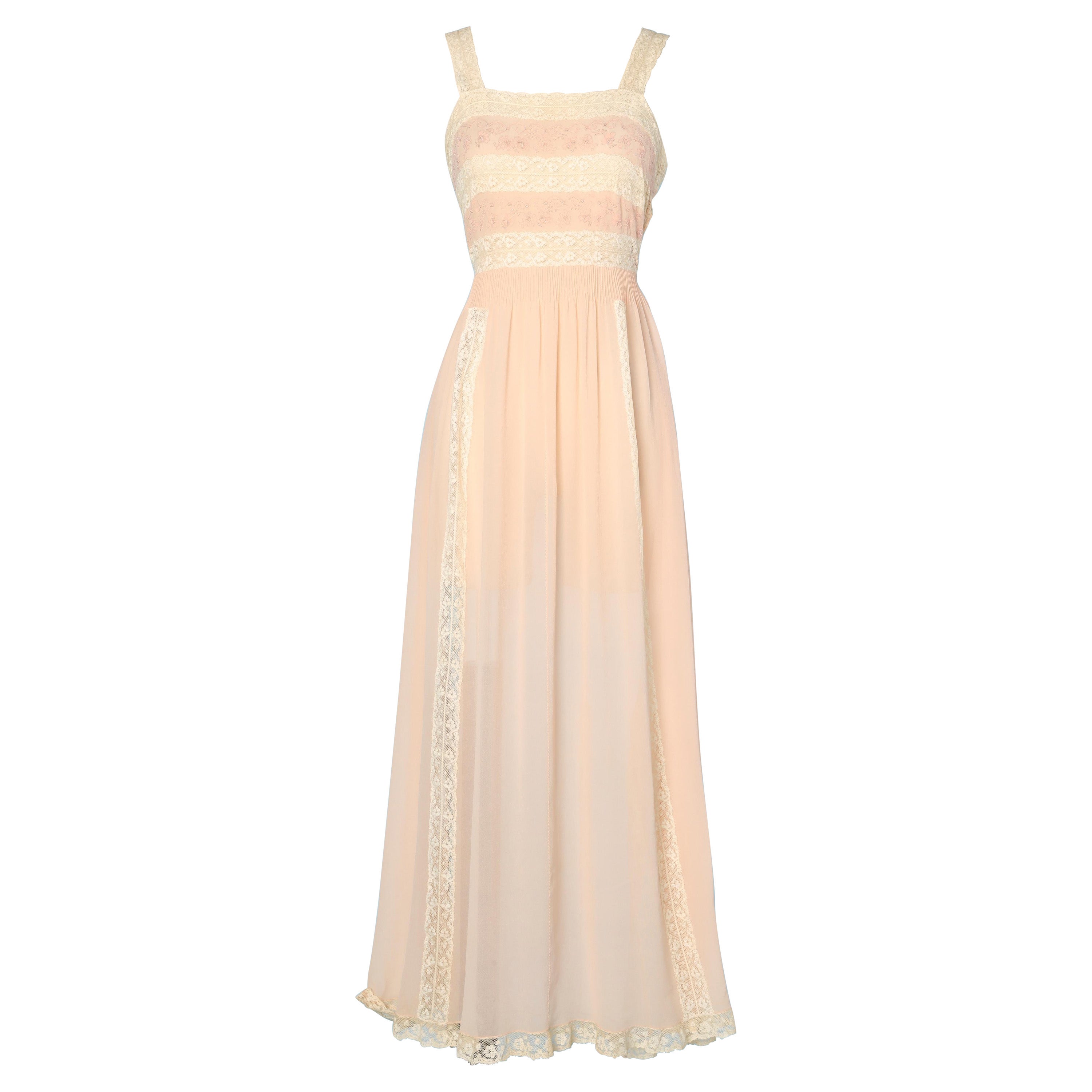 1930 pale pink silk -crêpe night gown with embroideries and lace 