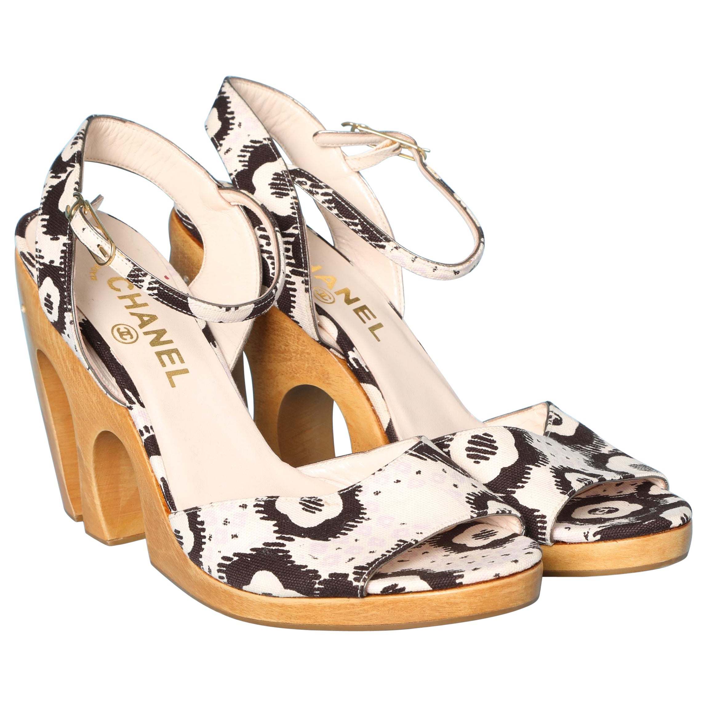 Chanel sandal with printed fabric and carved wood heels For Sale