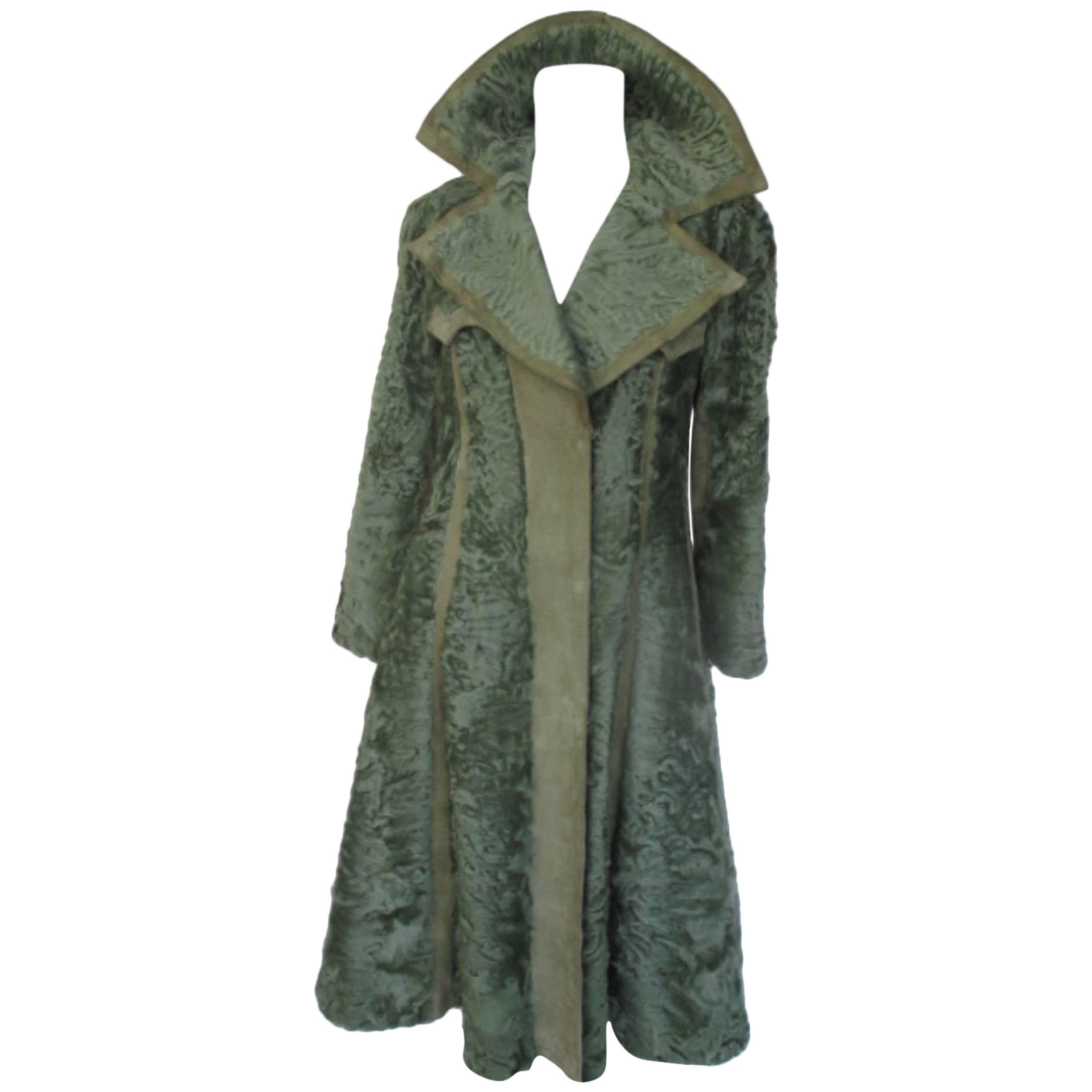 Cappotto in pelliccia di agnello persiano Swakara verde oliva con dettagli in pelle scamosciata abbinati