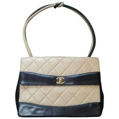 Vintage CHANEL black and beige color lambskin shoulder bag with knot design 9