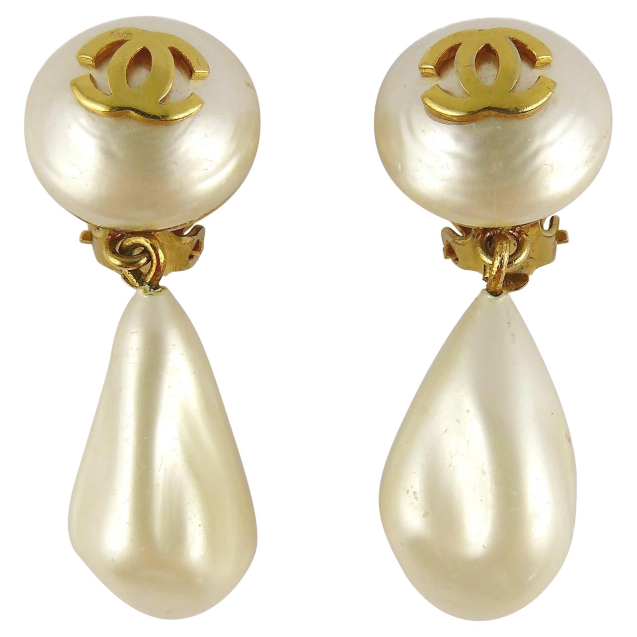 Boucles d'oreilles pendantes vintage en perles Chanel En vente sur 1stDibs