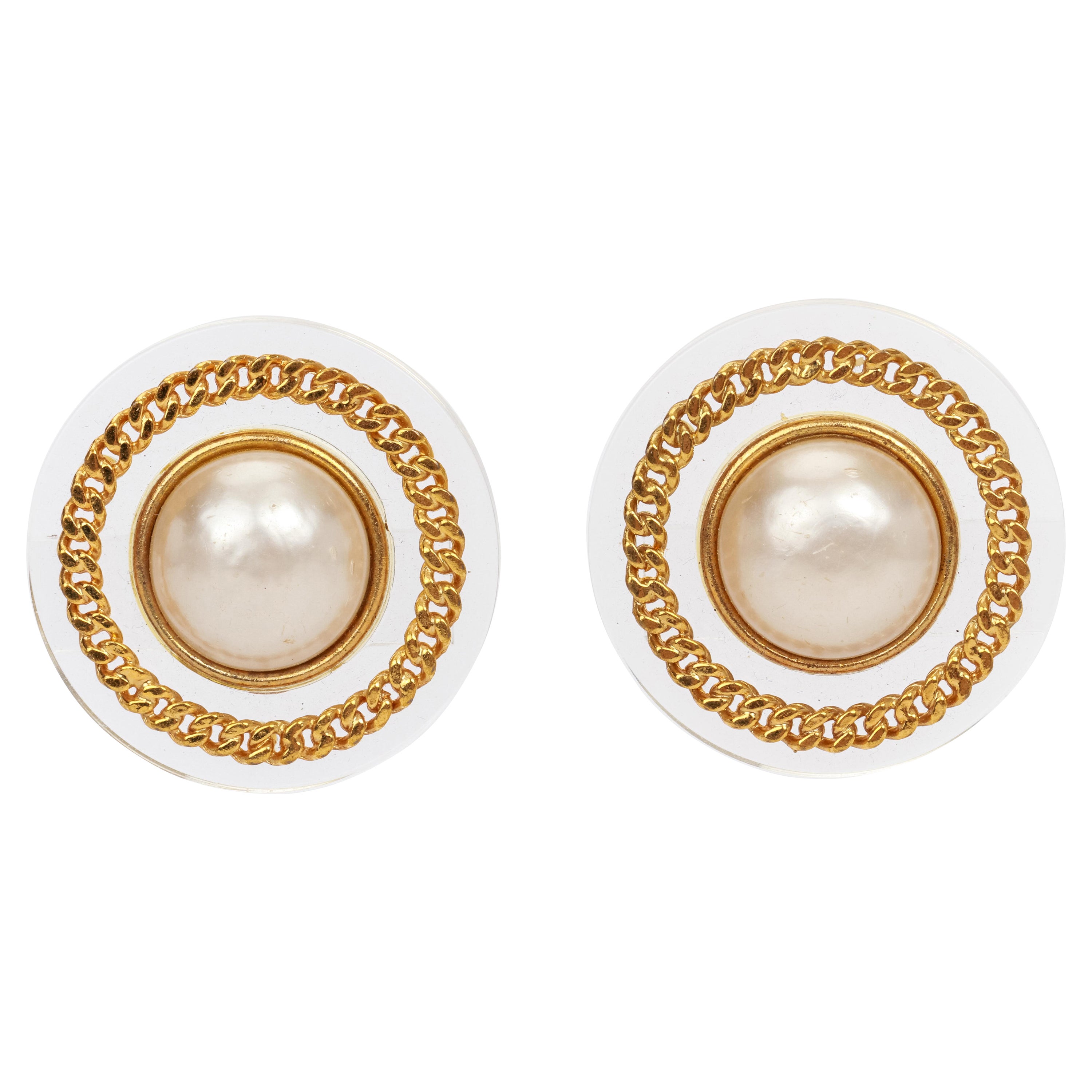 1970er Chanel Goldkette & Perlen-Clip-Ohrringe im Angebot