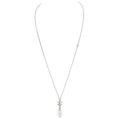 Chanel, collier pendentif en lucite en forme de goutte avec boîte, neuf