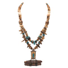 A.Jeschel, remarquable collier pendentif préhistorique en turquoise et fossiles.