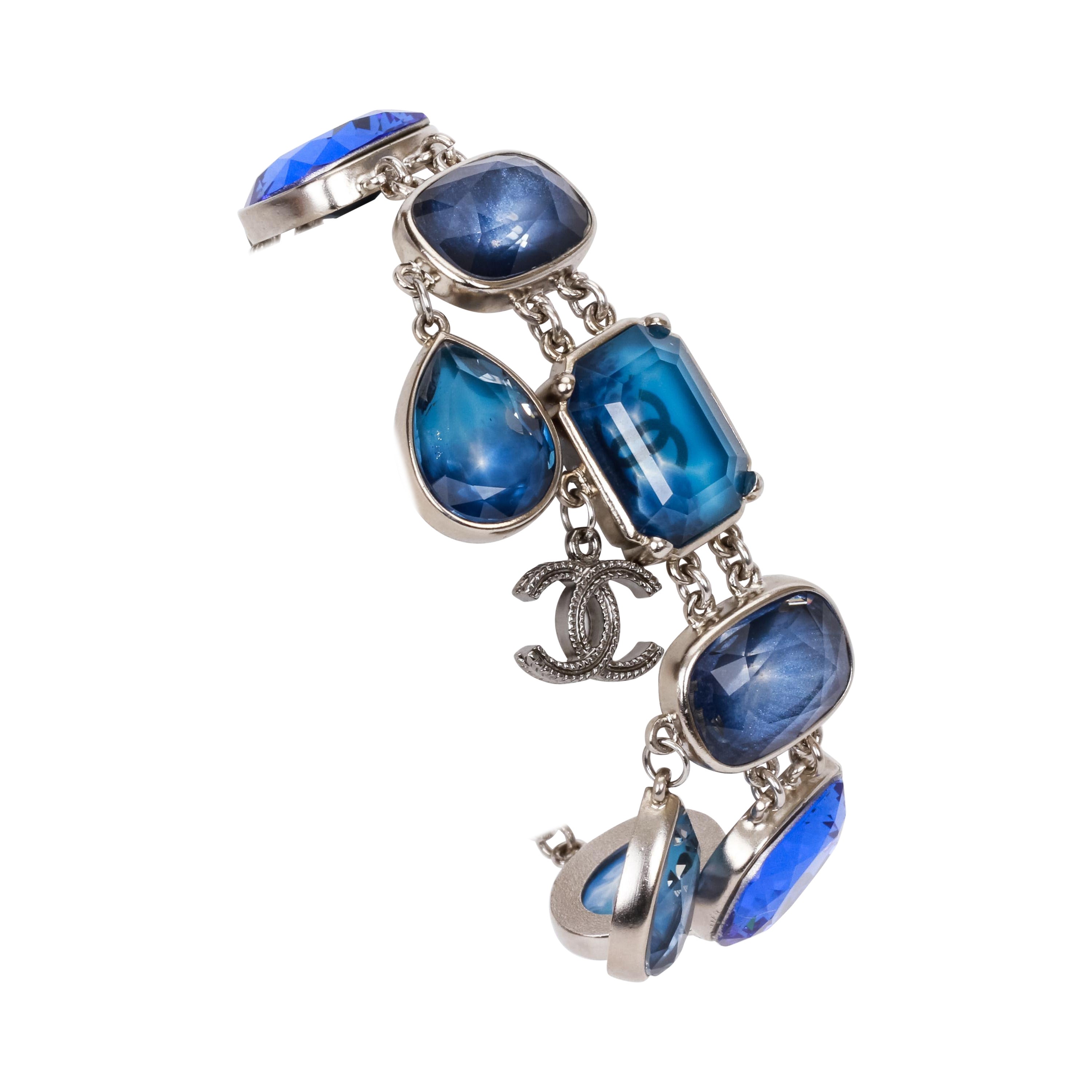 Chanel Bracelet à breloques en pierres bleues