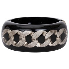 Chanel Bracelet manchette à charnière en lucite noire avec chaîne incrustée